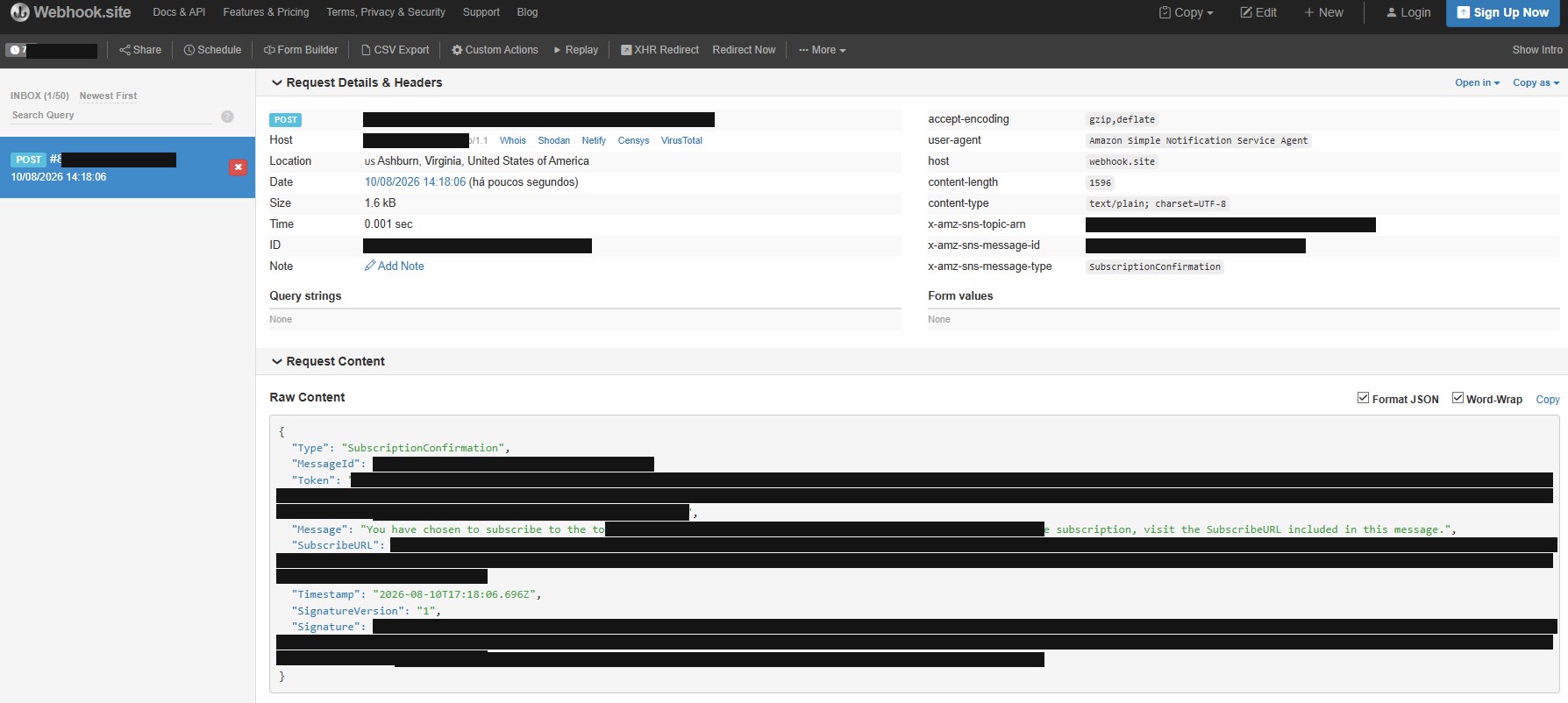Tela do webhook.site mostrando a requisicao POST recebida do Amazon SNS com o tipo SubscriptionConfirmation, o user-agent Amazon Simple Notification Service Agent e os valores sensiveis cobertos por tarjas pretas
