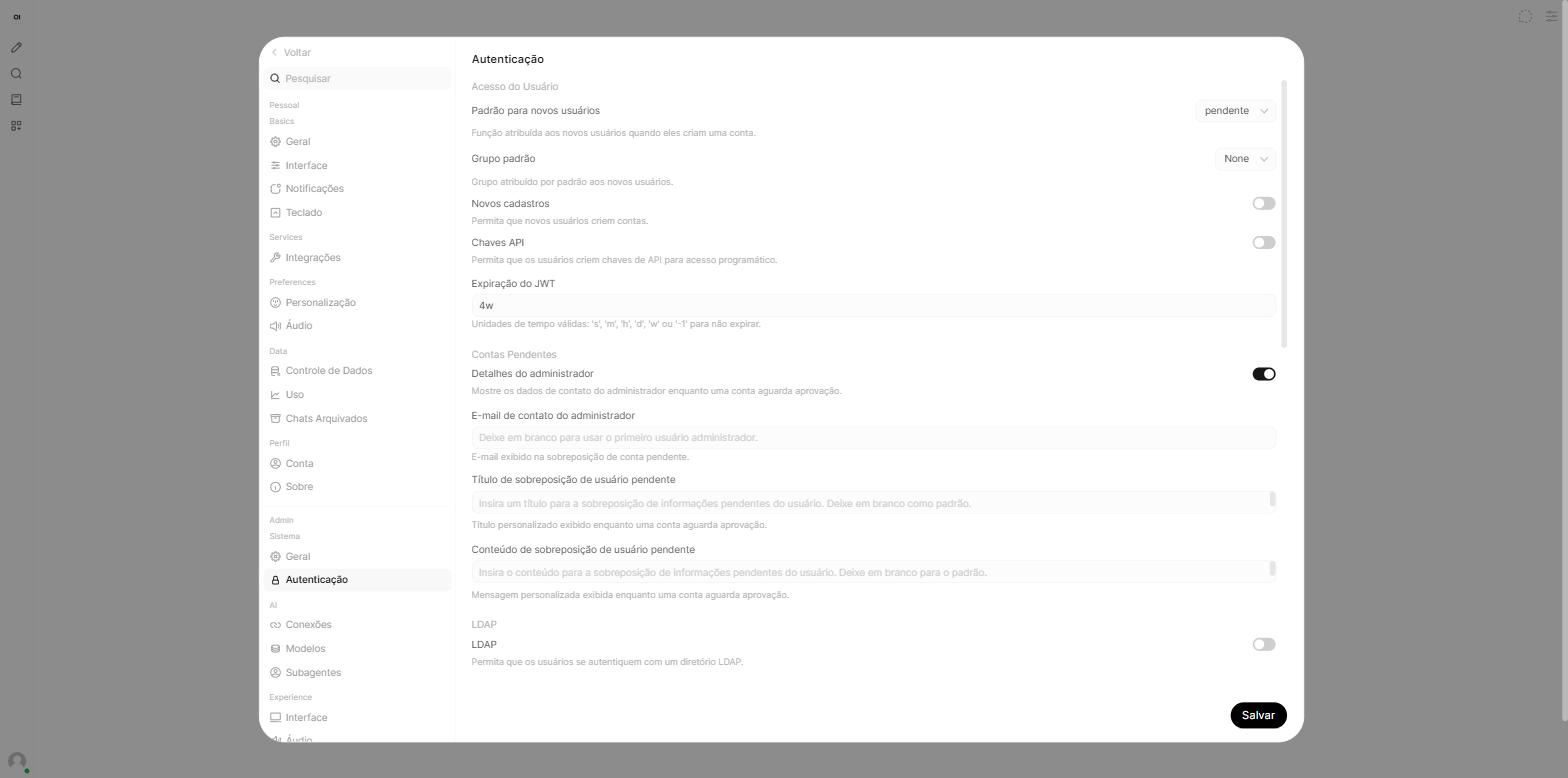 Painel de autenticação do Open WebUI mostrando Novos cadastros desligado, padrão para novos usuários definido como pendente e expiração do JWT em 4w