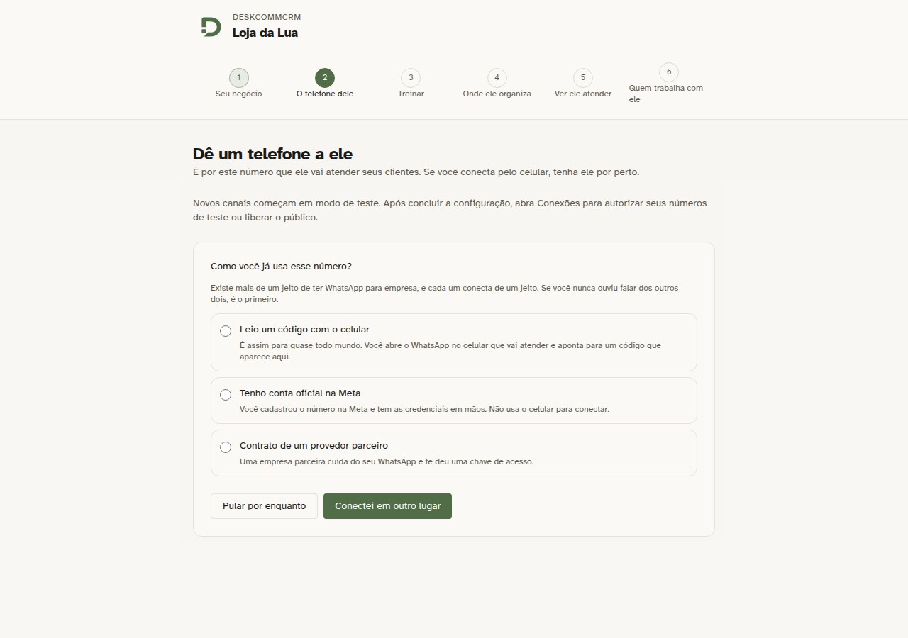 Segundo passo do onboarding, com o título Dê um telefone a ele e três opções de como conectar o WhatsApp: ler código com o celular, conta oficial na Meta ou provedor parceiro