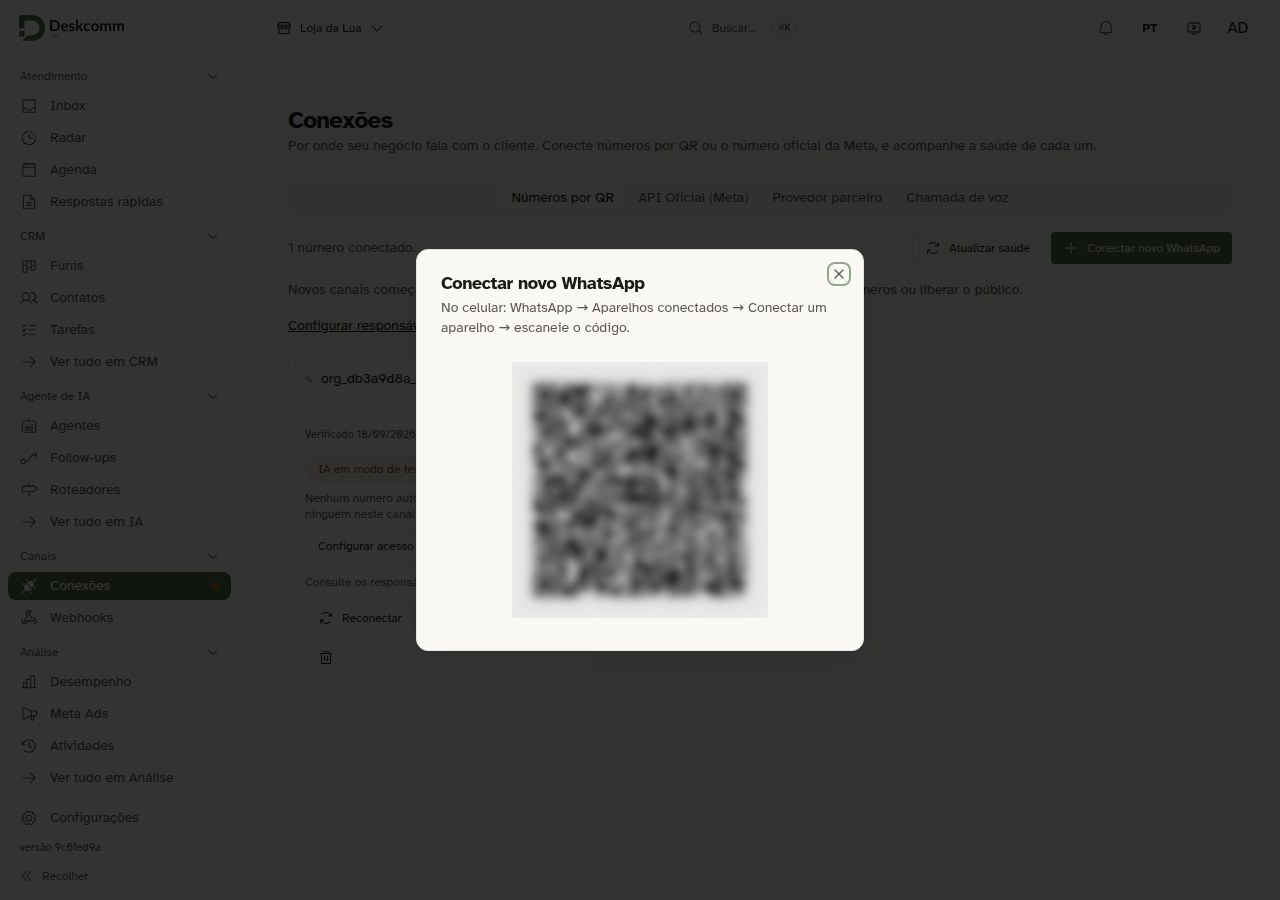 Janela Conectar novo WhatsApp com um QR code borrado ao centro e a instrução de abrir no celular o menu Aparelhos conectados