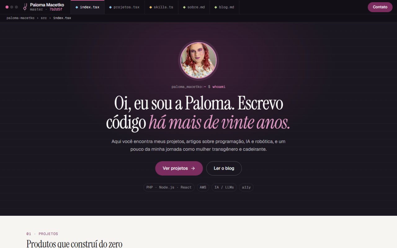A página inicial do novo site no computador: cabeçalho escuro com as abas index.tsx, projetos.tsx, skills.ts, sobre.md e blog.md, o retrato redondo da Paloma, o comando whoami e o título Oi, eu sou a Paloma. Escrevo código há mais de vinte anos